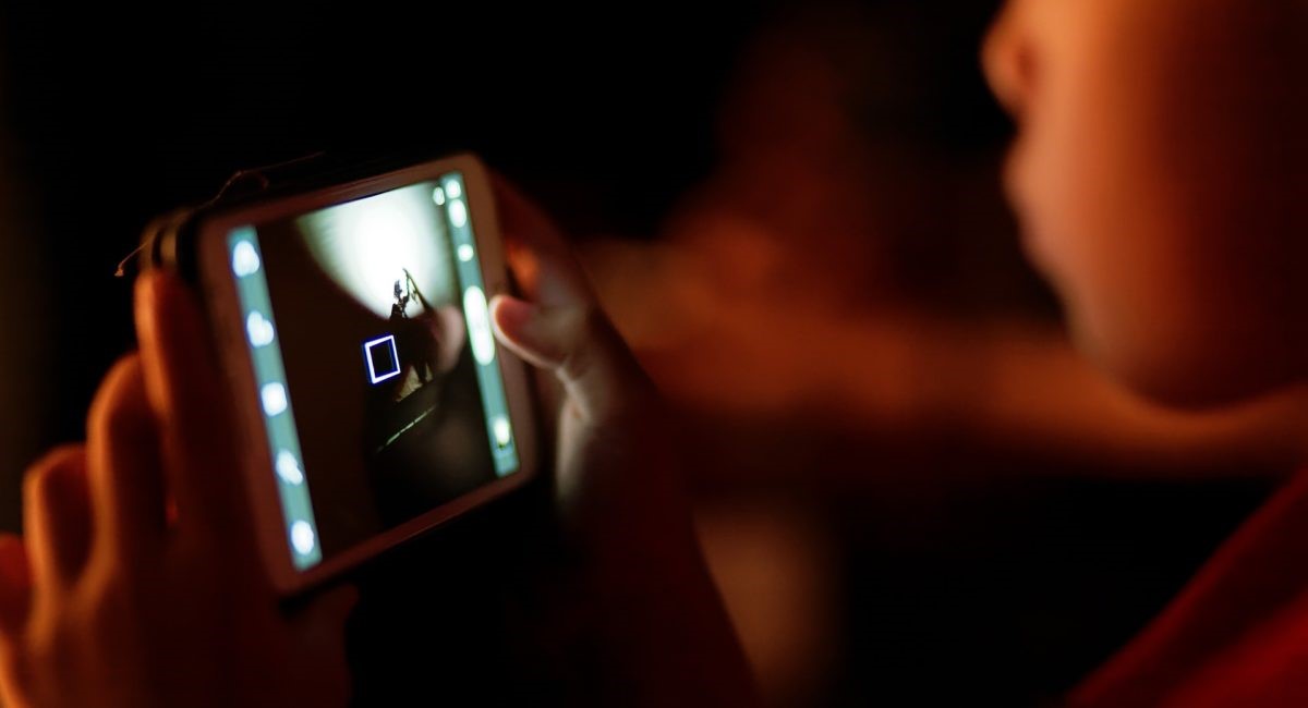 5 conseils pratiques pour prévenir les impacts de la lumière bleue sur nos yeux