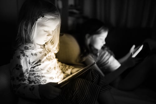10 conseils pour co-habiter harmonieusement avec les écrans de ses enfants